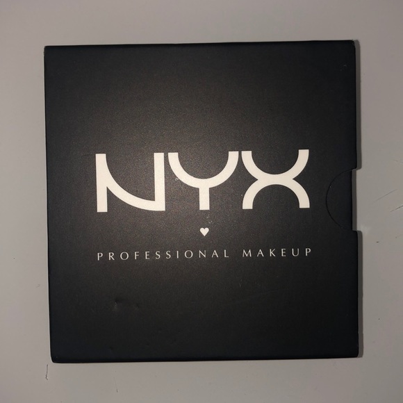 NYX 4 Shadow Pro Palette - Picture 1 of 3